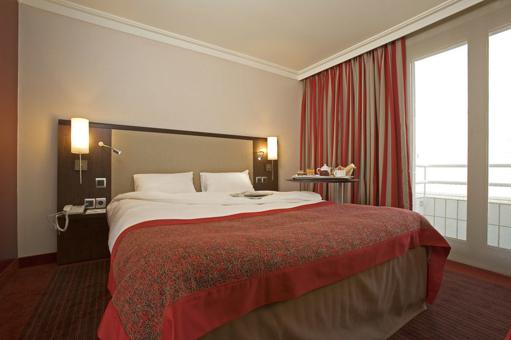 B&B Hotel Saint-Quentin-En-Yvelines Centre Gare 4 Etoiles Montigny-le-Bretonneux Zewnętrze zdjęcie